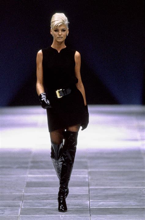 versace linda evangelista 1991|versace runway show 1991.